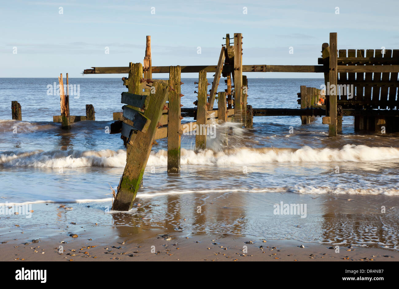 Danneggiato le difese di mare sulla spiaggia di Happisburgh in Norfolk Inghilterra Foto Stock