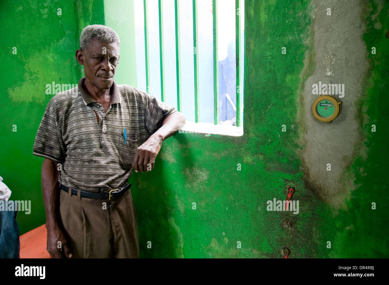 Apr 30, 2009 - Les Cayes, Haiti - un locale custode mostra la visita aiuto ai lavoratori un progetto di acqua essendo supportata da una organizzazione internazionale di aiuti nei pressi del famigerato Cite Soleil delle baraccopoli di Port au Prince, Haiti. A meno della metà di Haiti di tutta la popolazione di nove milioni di persone hanno accesso ad acqua pulita. (Credito Immagine: © David Snyder/ZUMA Press) Foto Stock