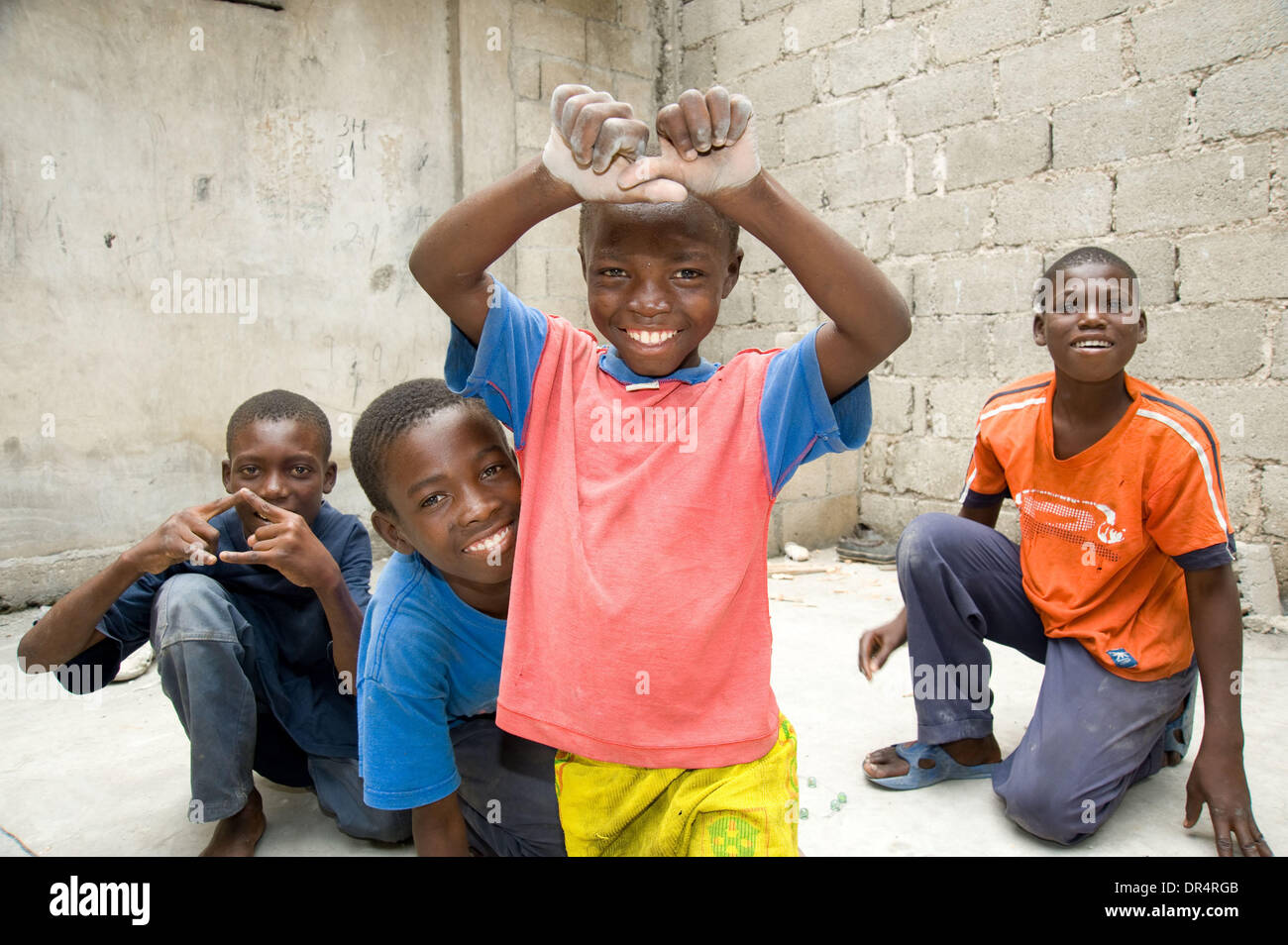 Apr 30, 2009 - Port-au-Prince, Haiti - la gioventù locale riprodurre marmi in una stanza vuota sulla base di un complesso di alloggiamento di una internazionale agenzia di aiuto che istituisce punti di acqua per i residenti locali vicino al famigerato Cite Soleil slum nel centro di Port au Prince. (Credito Immagine: © David Snyder/ZUMA Press) Foto Stock