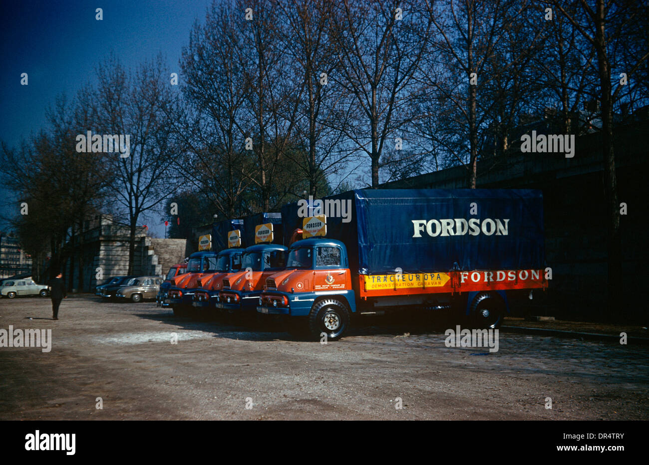 Line-up di camion appartenente alla Macchina Fordson società nel corso di una fiera agricola di Parigi nel 1961. Foto Stock