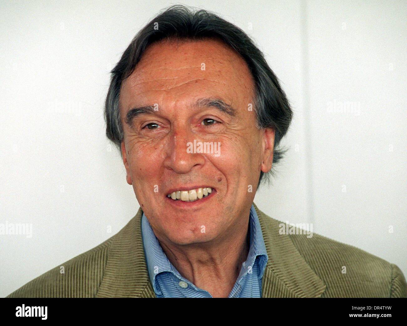 (Dpa file) - italiano Claudio Abbado Sorrisi durante una conferenza stampa tenutasi a Berlino, 27 aprile 1998. Abbado nasce a Milano il 26 giugno 1933. Ha studiato pianoforte presso il conservatorio di Milano prima di iniziare a condurre a Vienna. Nel 1960 ha fatto il suo debutto al Teatro alla Scala nella sua nativa Milano nel 1960 ed ha servito come direttore musicale dal 1968 al 1986. Nel 1989 riuscì H. von Karajan come conduttore permanente e direttore artistico della Filarmonica di Berlino, un incarico che ha mantenuto fino al settembre 2002. Foto Stock