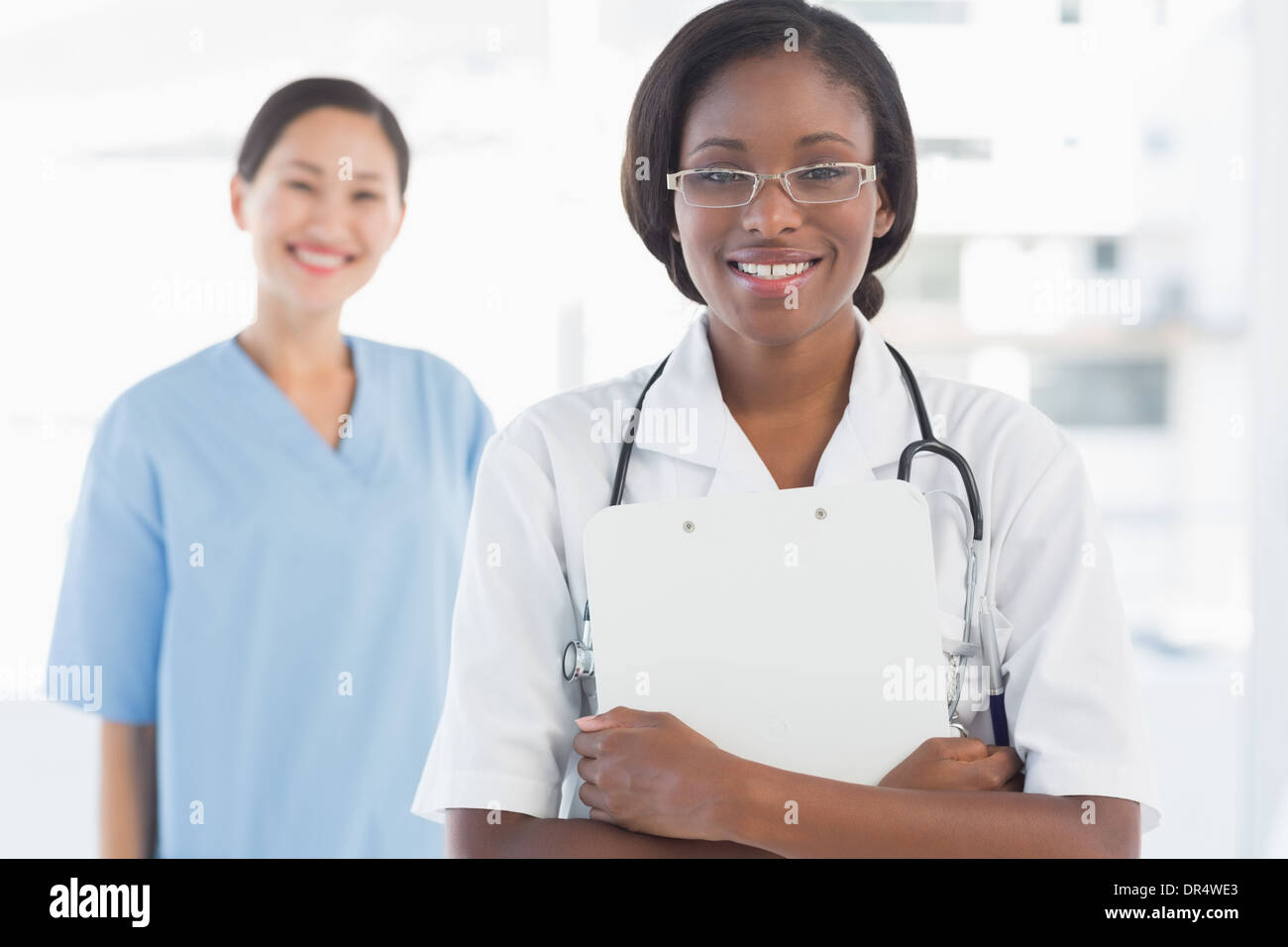 Ritratto di un fiducioso medico e chirurgo con report Foto Stock