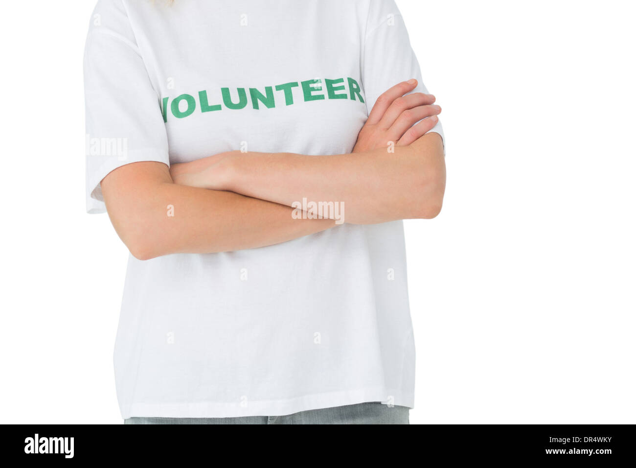 La sezione centrale di un volontario femmina in piedi con le braccia incrociate Foto Stock
