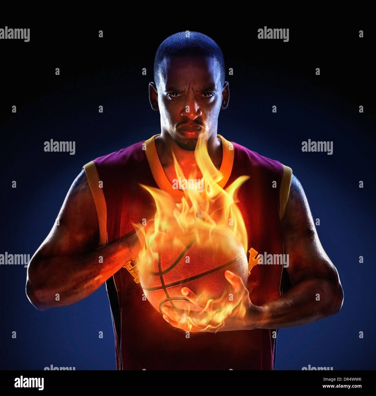 African American uomo azienda flaming basket Foto Stock