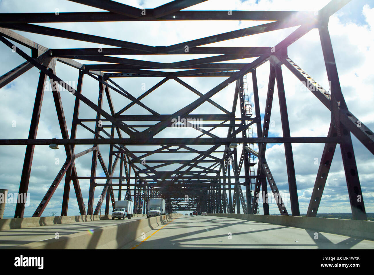 Auto sul ponte Foto Stock