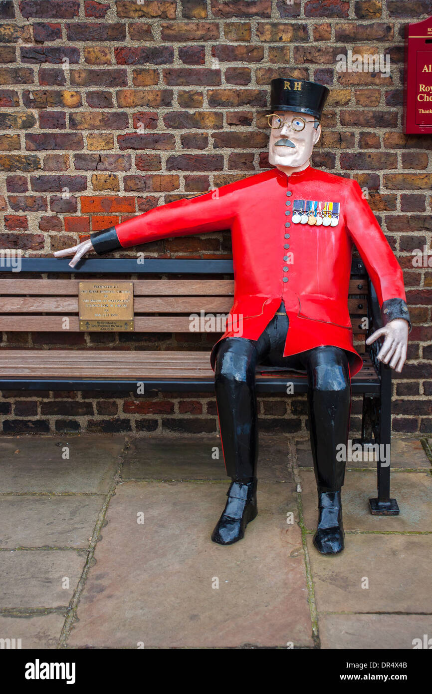 Modello di Chelsea pensionato seduta sul banco, il Royal Hospital Chelsea Foto Stock