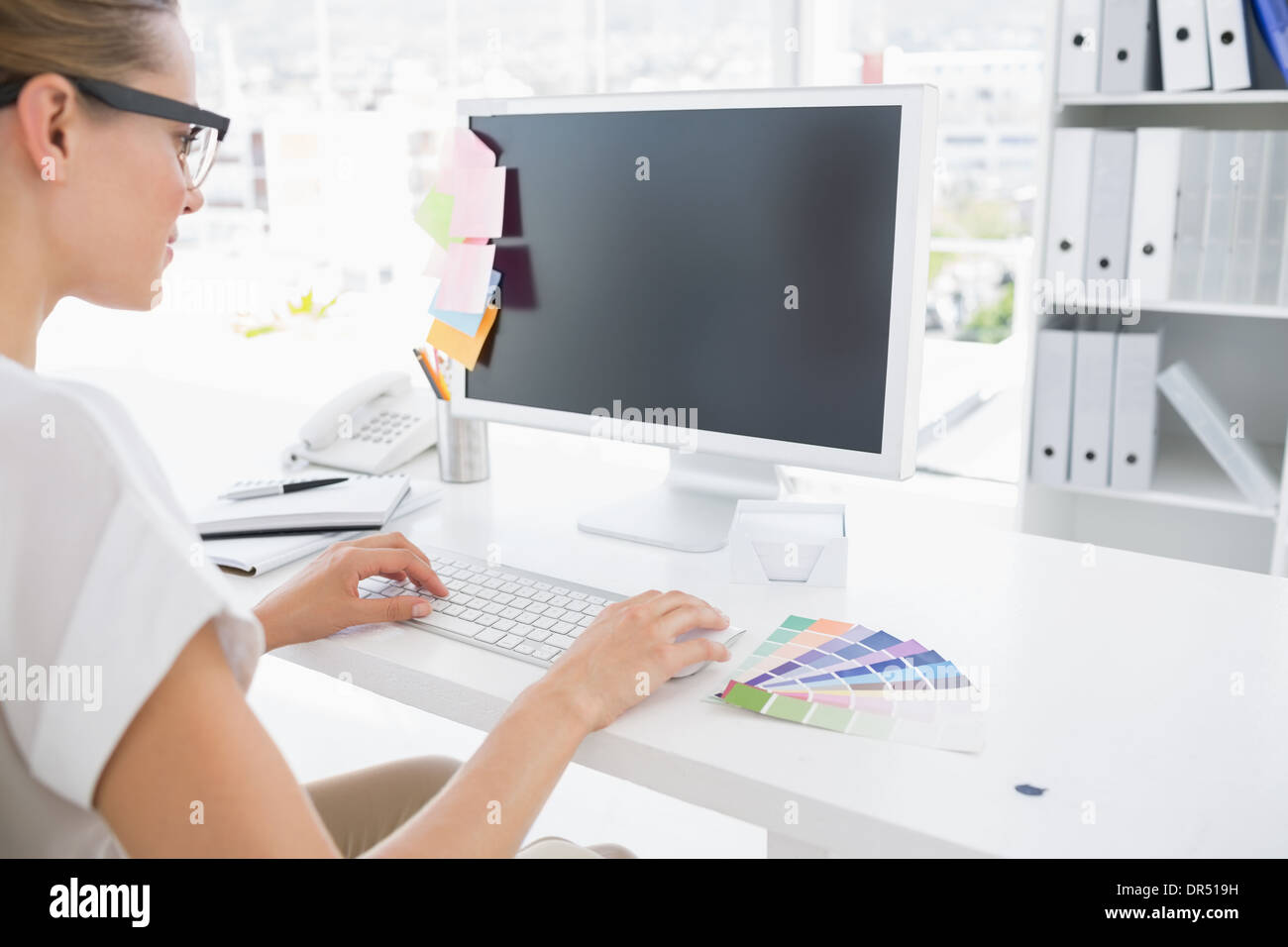 Femmina photo editor di lavoro sul computer Foto Stock