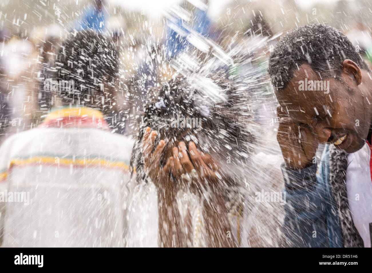 Etiopia ad Addis Abeba . Xix gen, 2014. L'acqua santa è spruzzato sulla folla frequentando Timket celebrazioni dell Epifania, che commemora il battesimo di Gesù, il 19 gennaio 2014 ad Addis Abeba. Credito: Dereje Belachew/Alamy Live News Foto Stock