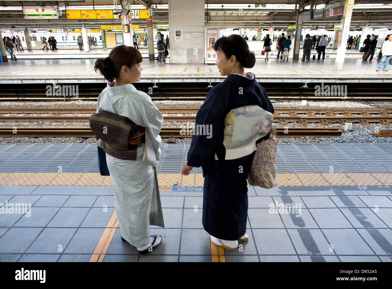 Un back pad è parte di questo armadio giapponese. Kimono sono il tradizionale giapponese del codice del vestito. Tuttavia essi sono di solito indossati da donne anziane. Giovani adulti preferiscono il moderno stile di moda. Foto Stock