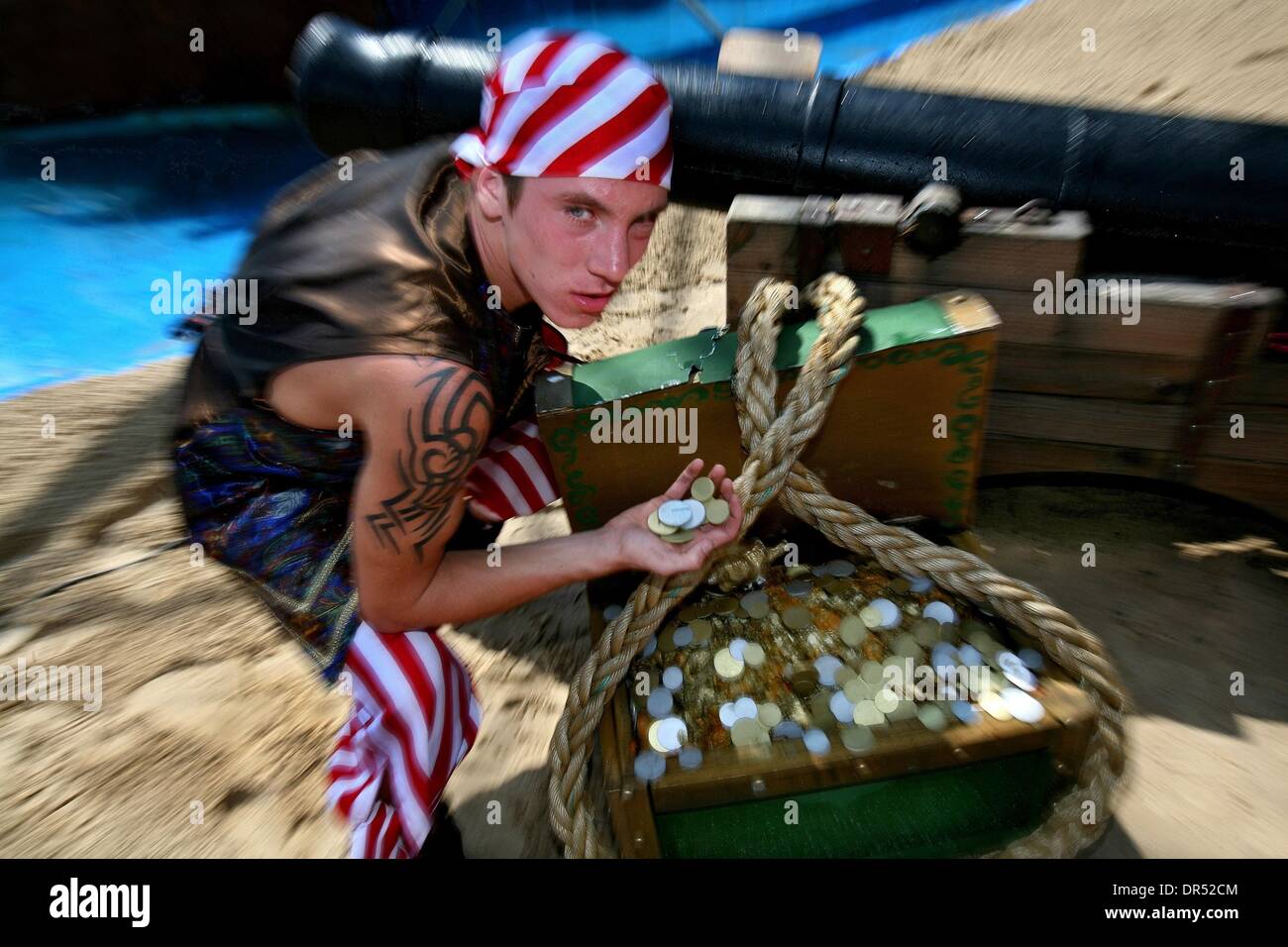 Dic 27, 2008 - San Andres, Columbia - un pirata può contenere fino doubloon da uno scrigno del tesoro. Captain Morgan's la nave dei pirati è un luogo conosciuto dai turisti. (Credito Immagine: © Ton Koene/ZUMApress.com) Foto Stock