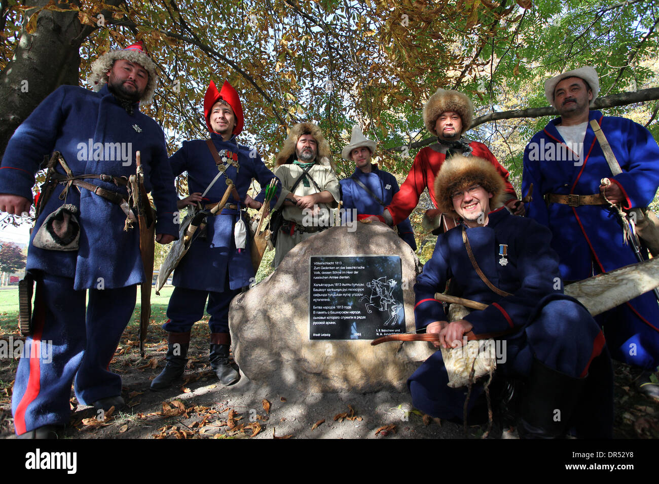 Bashkirs presso il monumento di pietra per il Bashkir vittime della battaglia di Lipsia 1813 accanto alla chiesa Russa di Lipsia. Foto Stock