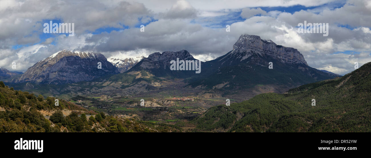 Panorama della pena gamma Montanesa vicino a Ainsa nella regione di Aragona di Spagna Foto Stock