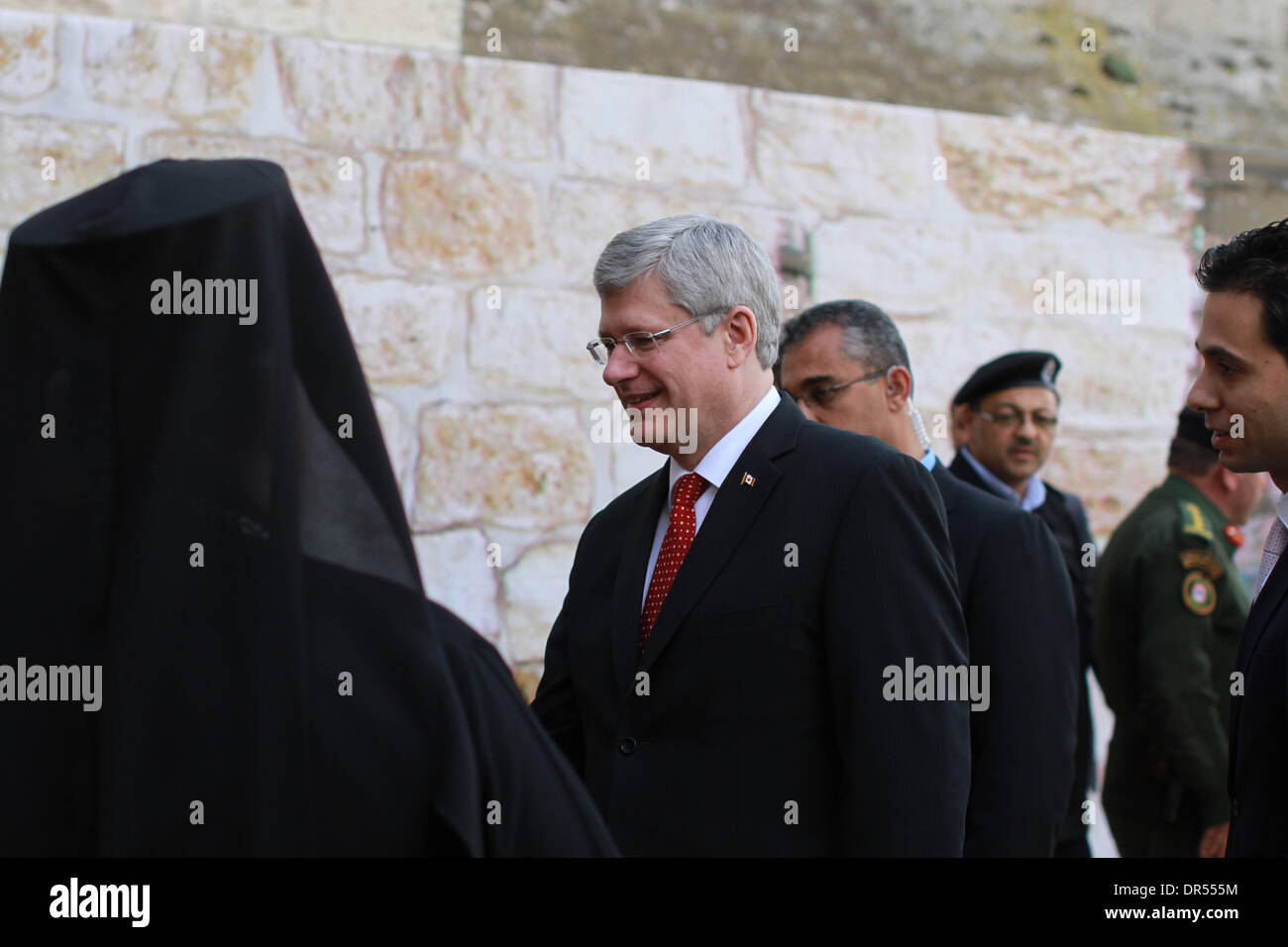 Betlemme. Xx gen, 2014. Il Primo Ministro canadese Stephen Harper (C) arriva per una visita alla chiesa della Natività in Cisgiordania città di Betlemme il 20 gennaio 2014. Harper è su una quattro giorni di visita in Israele e nei territori palestinesi. Credito: Luay Sababa/Xinhua/Alamy Live News Foto Stock