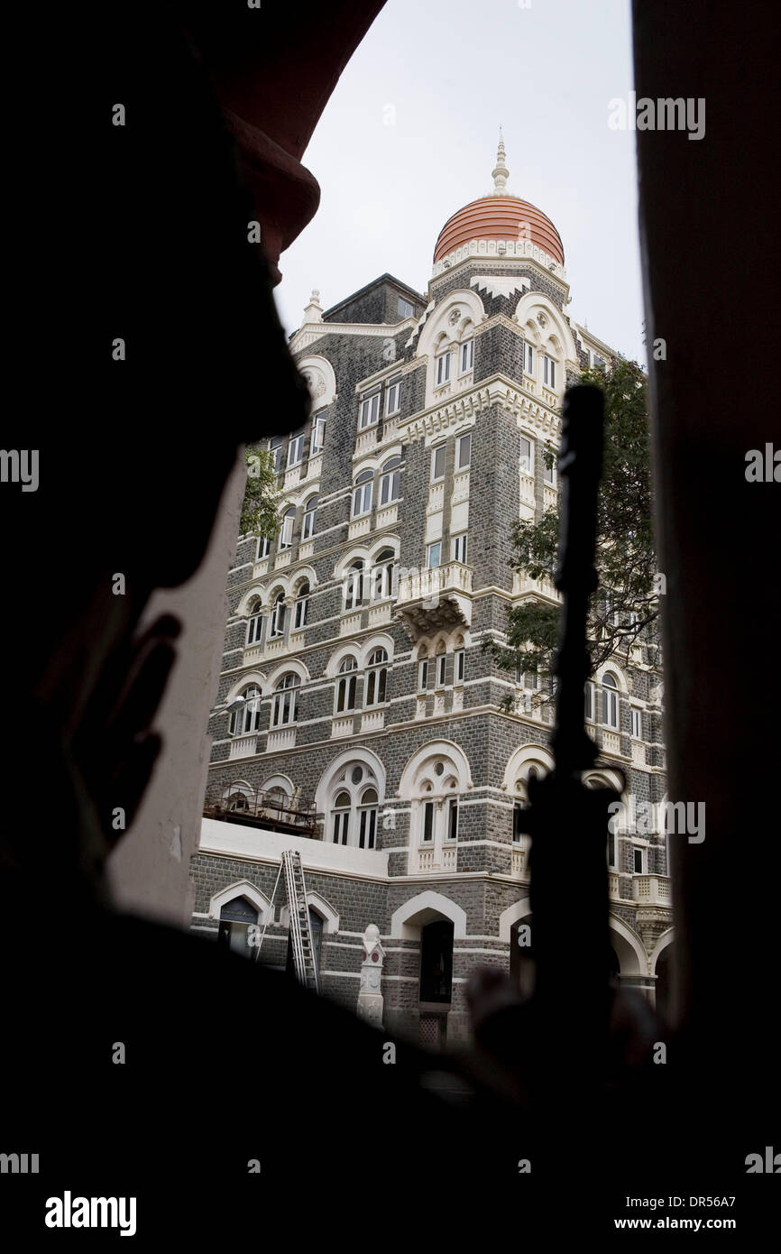 Novembre 28, 2008 - Mumbai, India - Le guardie armate di attendere e guardare al di fuori del Taj Hotel. Il terrore ha colpito India del capitale finanziario tardi Mercoledì come serie coordinata di esplosioni e indiscriminate sparando scosso otto aree in tutta la città tra cui le affollate la stazione ferroviaria CST, due alberghi a cinque stelle, Oberoi e Taj, lasciando 130 morti e oltre 200 feriti. (Credito Immagine: © Zishaan Akba Foto Stock