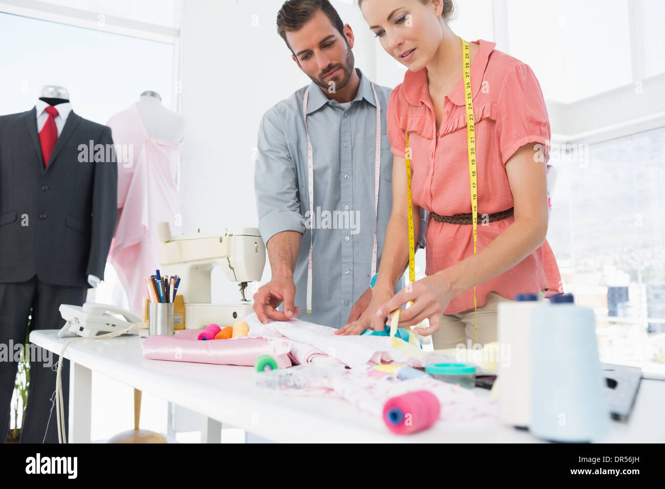 Designer di moda al lavoro in studio luminoso Foto Stock