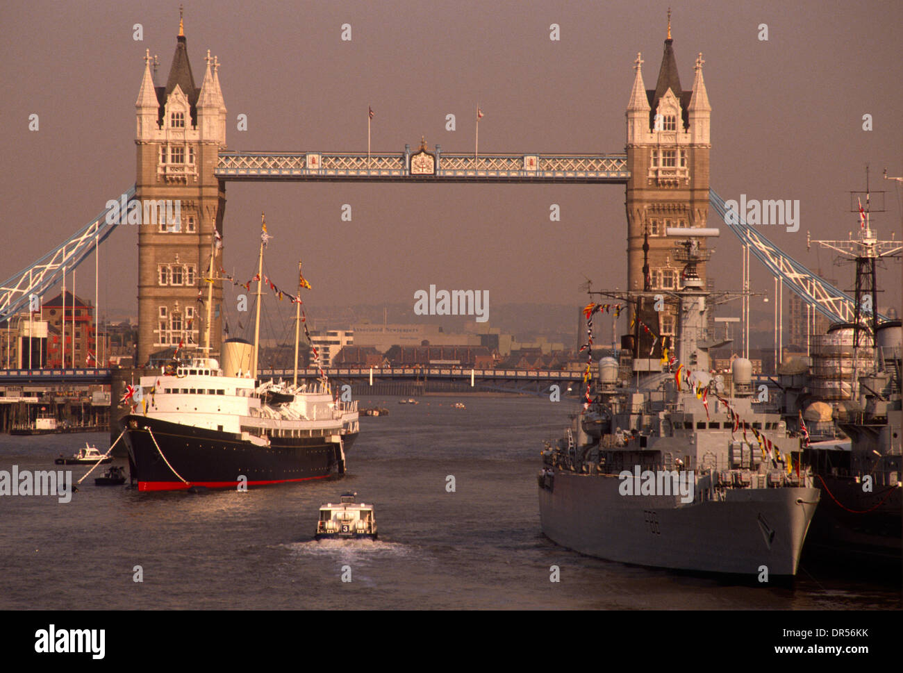 Il Royal Yacht (HMY) Britannia visiti il Tamigi presso il Tower Bridge per onorare la regina madre il novantesimo compleanno in agosto 1990. Foto Stock