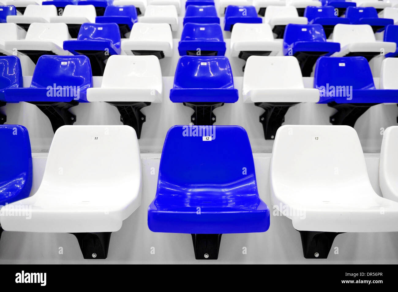 Vuoto azzurro e bianco all'interno dei sedili sport arena stadium Foto Stock