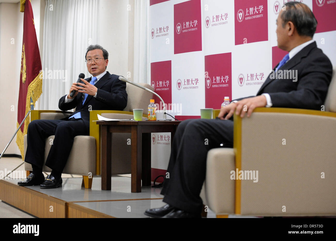 Tokyo, Giappone. Xx gen, 2014. Ambasciatore cinese in Giappone Cheng Yonghua (L) parla durante un evento di "discutere con gli ambasciatori" tenuto dalla Sophia University di Tokyo, Giappone, 20 gennaio, 2014. Credito: Xinhua/Alamy Live News Foto Stock