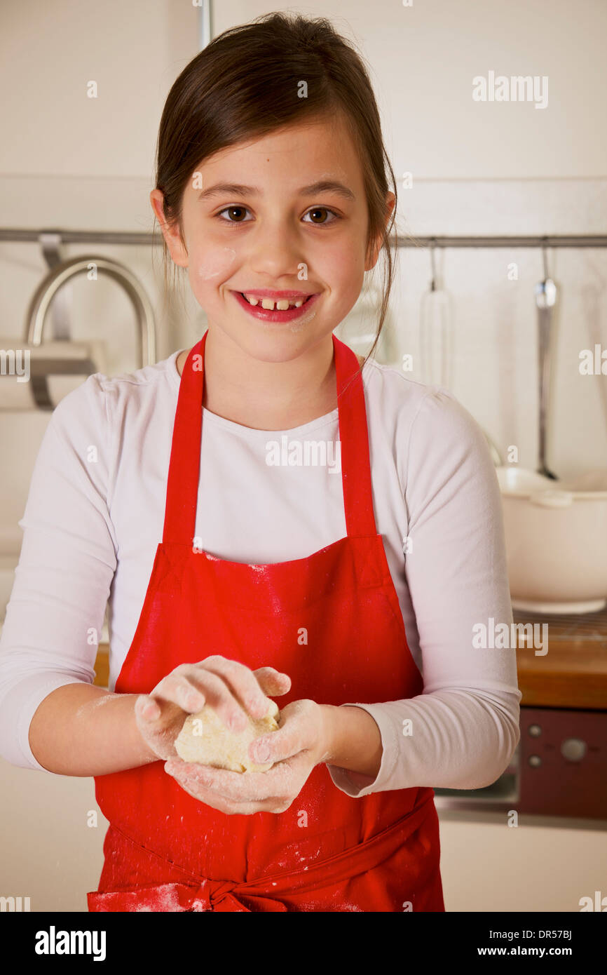 Ragazza rendendo biscotti di Natale, Monaco di Baviera, Germania Foto Stock