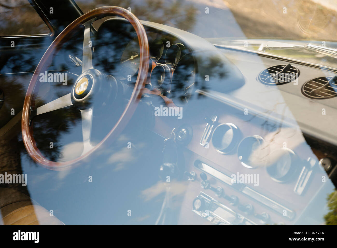 Vintage Ferrari cruscotto visto attraverso la finestra Foto Stock