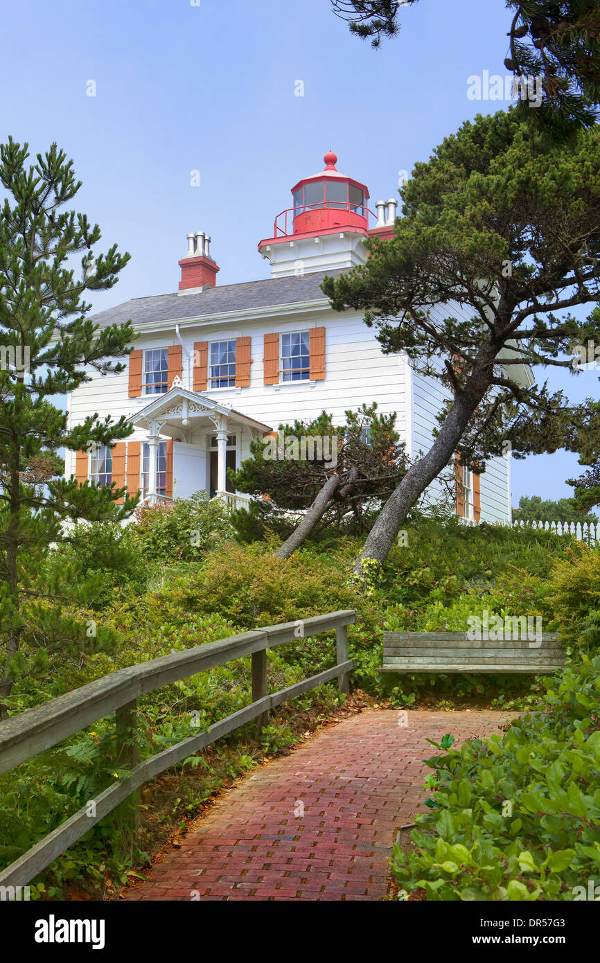 Percorso di mattoni che conduce a Yaquina Bay lighthouse, Newport, Oregon, Stati Uniti Foto Stock