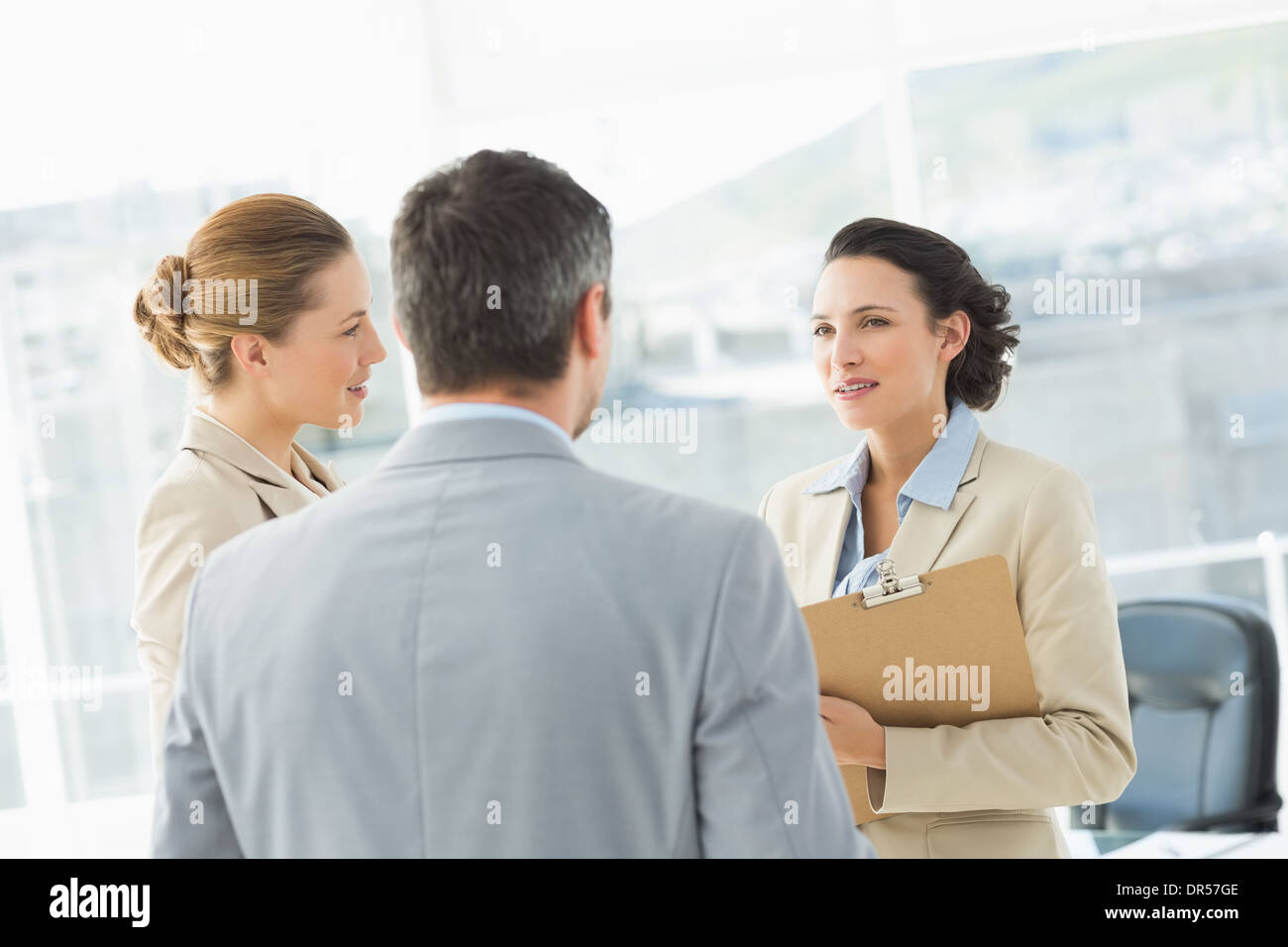 Colleghi di lavoro di discussione in ufficio Foto Stock