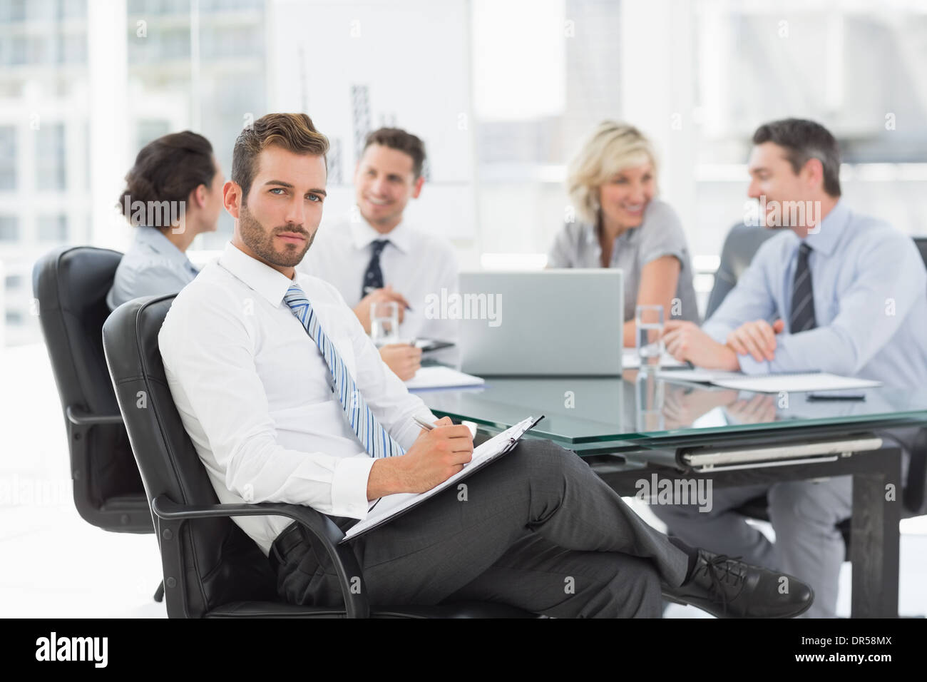 Imprenditore con i colleghi per discutere in office Foto Stock