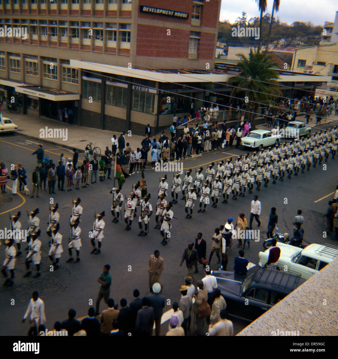 Parata militare attraverso le strade della città di Blantyre, il Malawi nel 1970. Foto Stock