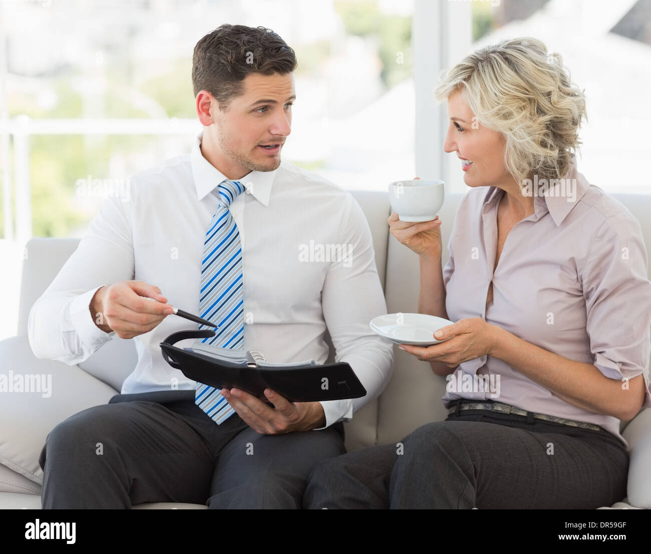 Imprenditore e il suo segretario con un diario e tazza da tè Foto Stock