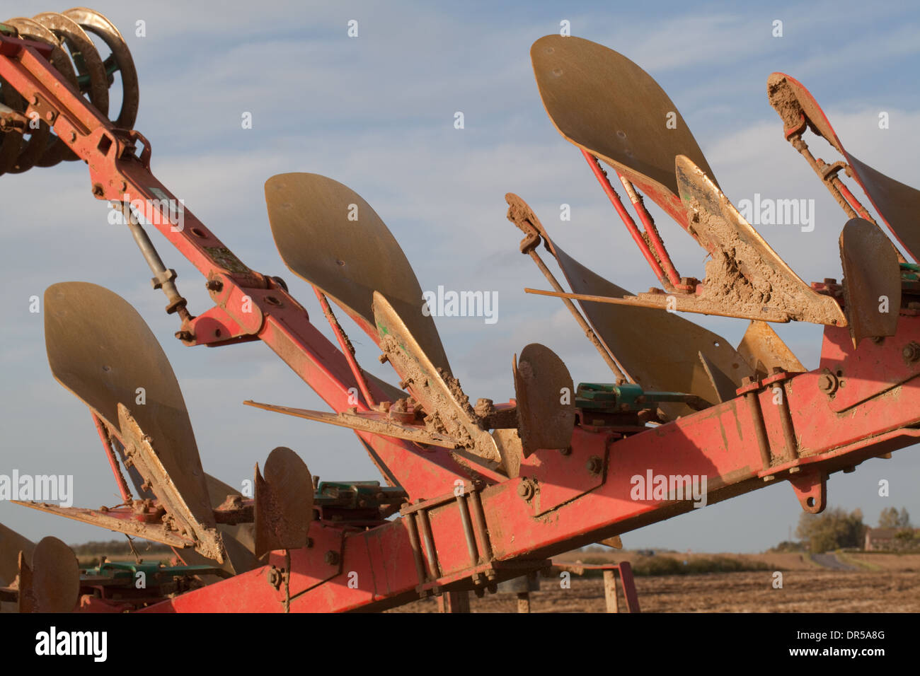 Vomeri. Kverneland RX 100. Il trattore tracciata macchinari agricoli, utilizzata per girare il terreno dopo la raccolta. Foto Stock