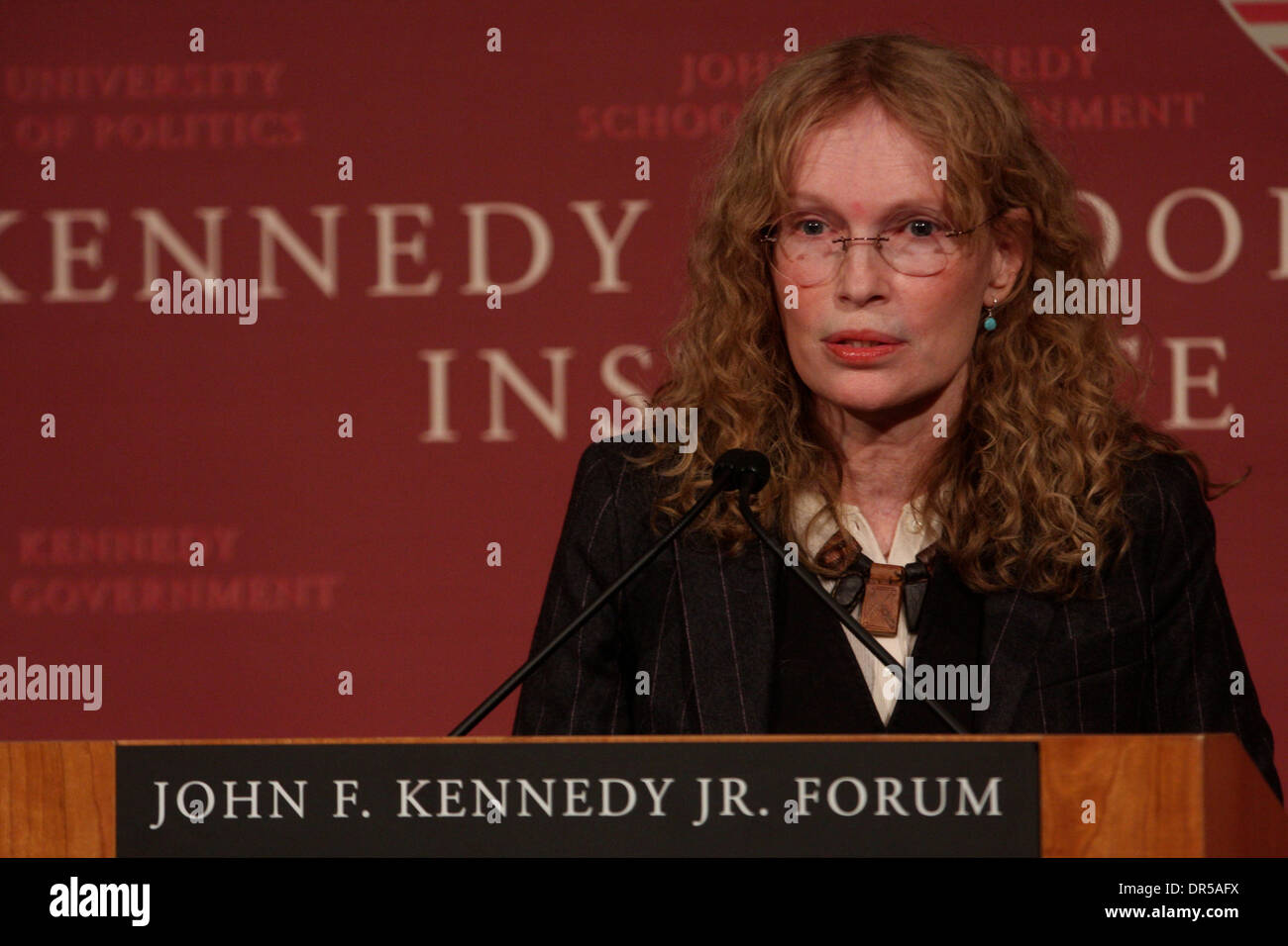 Mar 18, 2009 - Cambridge, Massachusetts, STATI UNITI D'AMERICA - attrice e Ambasciatrice di buona volontà Mia Farrow parla presso la Harvard University di scuola di Kennedy del governo sulla situazione in Darfur. (Credito Immagine: © Betania Versoy/ZUMA Press) Foto Stock