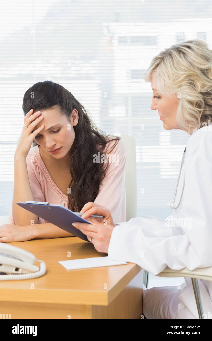 Medico donna discutendo relazioni con il paziente Foto Stock