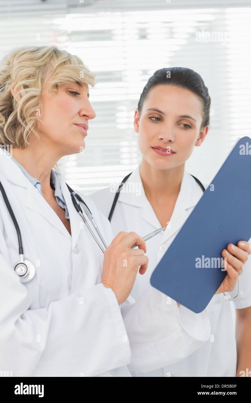 Due medici di sesso femminile la lettura di referti medici Foto Stock