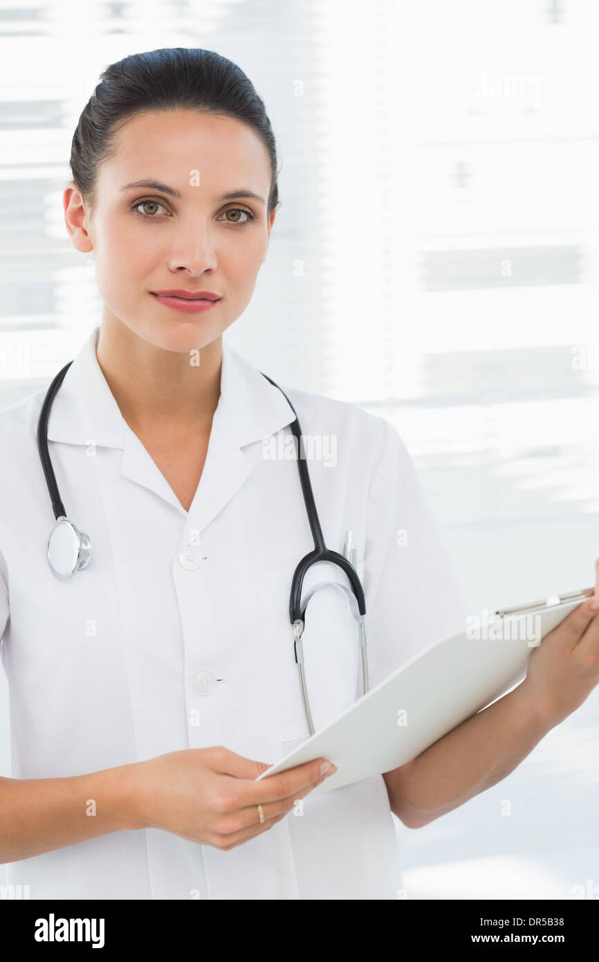 Bella giovane medico donna con clipboard Foto Stock
