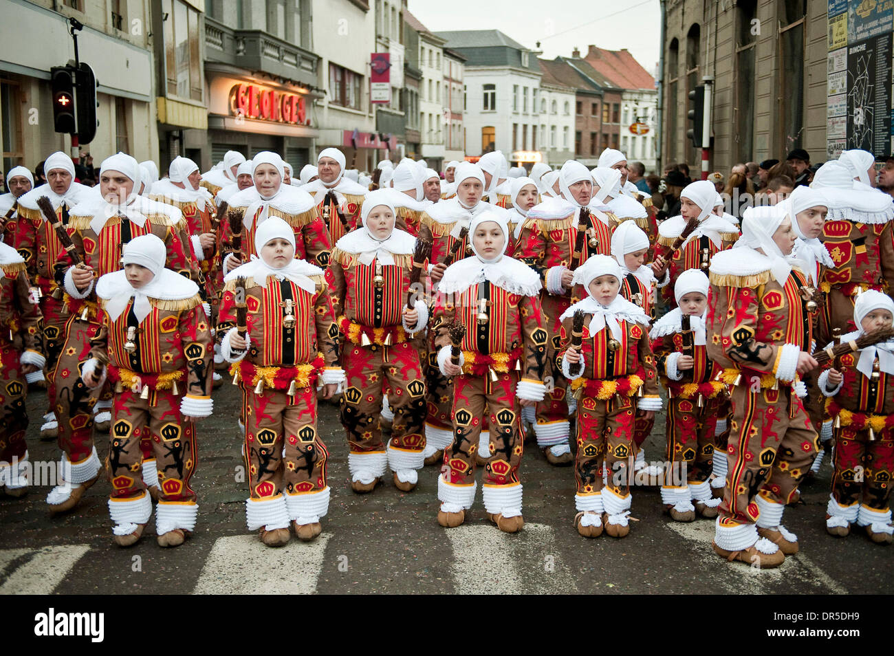 Feb 24, 2009 - Binche, Hainaut, Belgio - Gilles de Binche indossano i loro costumi tradizionali e le maschere durante la loro sfilata di carnevale a le strade del Mardi Gras (Martedì grasso). Il carnevale di Binche tradizione, il quale è protetto da UNESCO è uno dei più antichi e rappresentante della Vallonia. (Credito Immagine: © Wiktor Dabkowski/ZUMA Press) Foto Stock