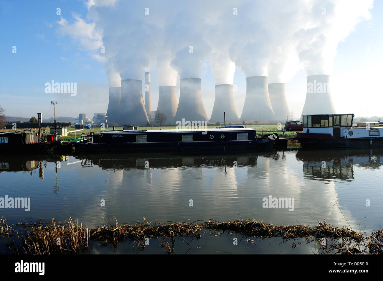 Ratcliffe-On-Soar Powerstation, Nottingham, Regno Unito . Xx gen, 2014. Luminosa e il pupazzo di neve per iniziare la giornata.Ratcliffe power station si riflette nel fiume Soar.Se HS2 piani andare una testa taglierà attraverso Redhill Marina che si trova appena al di sotto della stazione di alimentazione. Credito: Ian Francesco/Alamy Live News Foto Stock