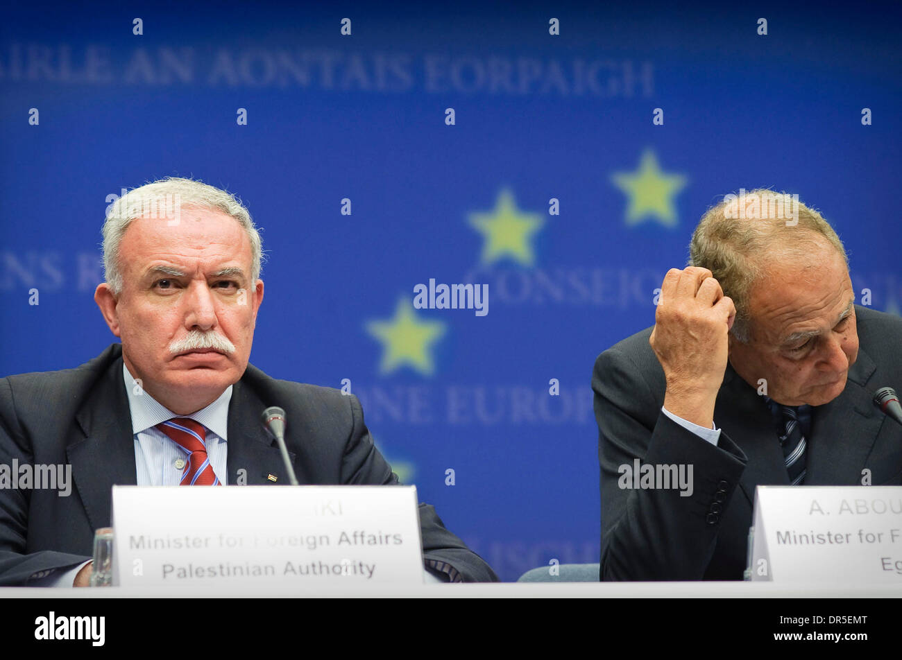 Mar 15, 2009 - Bruxelles, Belgio - palestinesi ministro degli Affari Esteri di Riad al-MALKI (L) e il ministro degli Esteri egiziano Ahmed ABOU ELGHEIT durante la conferenza stampa dopo la riunione della troika ministeriale UE con l'Egitto, la Giordania e l'Autorità palestinese a livello europeo la sede del Consiglio a Bruxelles, in Belgio. Presidenza ceca chiamato la cena di lavoro per discutere la situazione attuale su t Foto Stock
