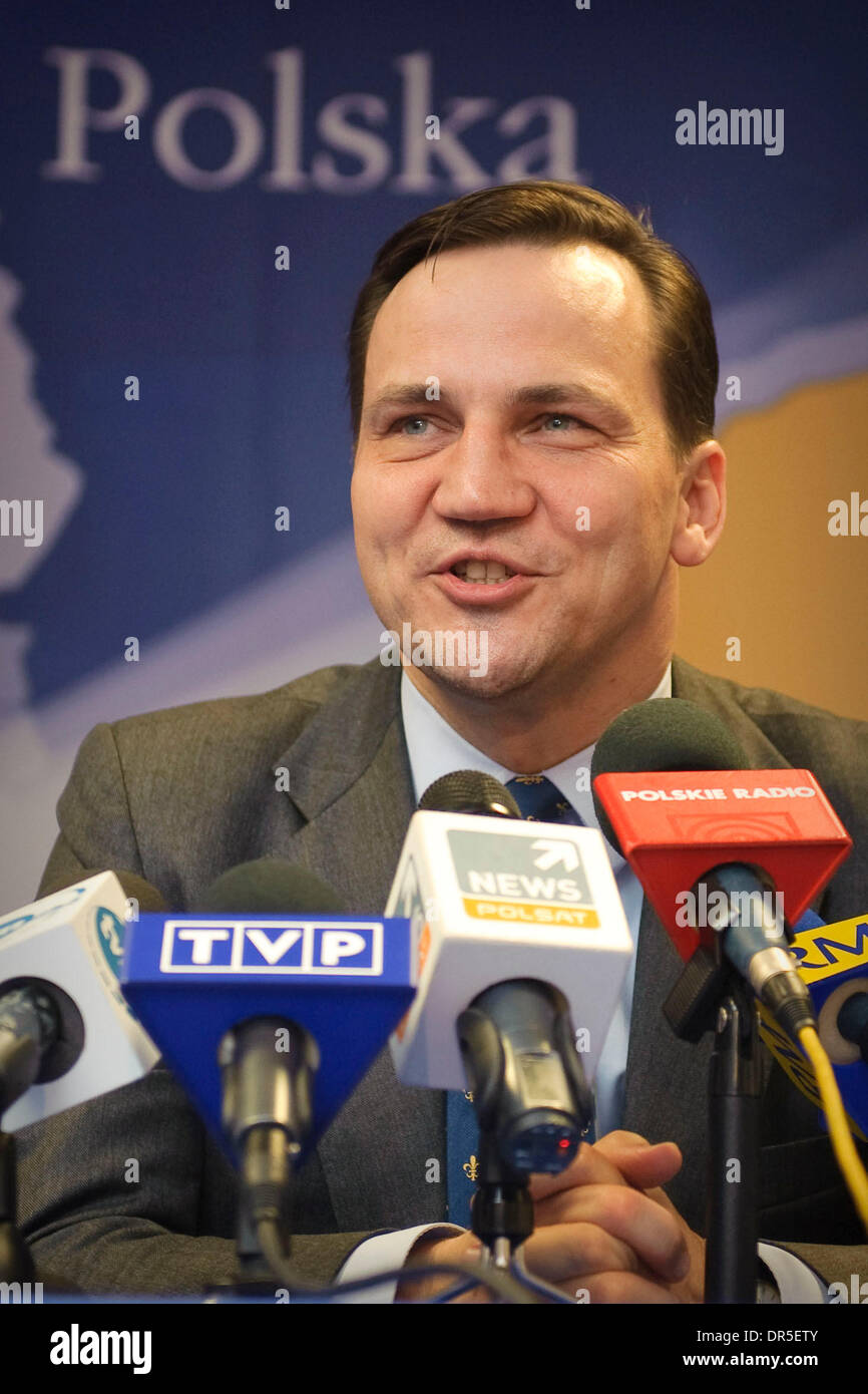 Mar 16, 2009 - Bruxelles, Belgio - Ministro degli affari esteri polacco Radoslaw Sikorski tiene una conferenza stampa dopo il Consiglio Affari Generali (CAGRE) a livello europeo la sede del Consiglio a Bruxelles, in Belgio il 2009-03-16. (Credito Immagine: © Wiktor Dabkowski/ZUMA Press) Foto Stock