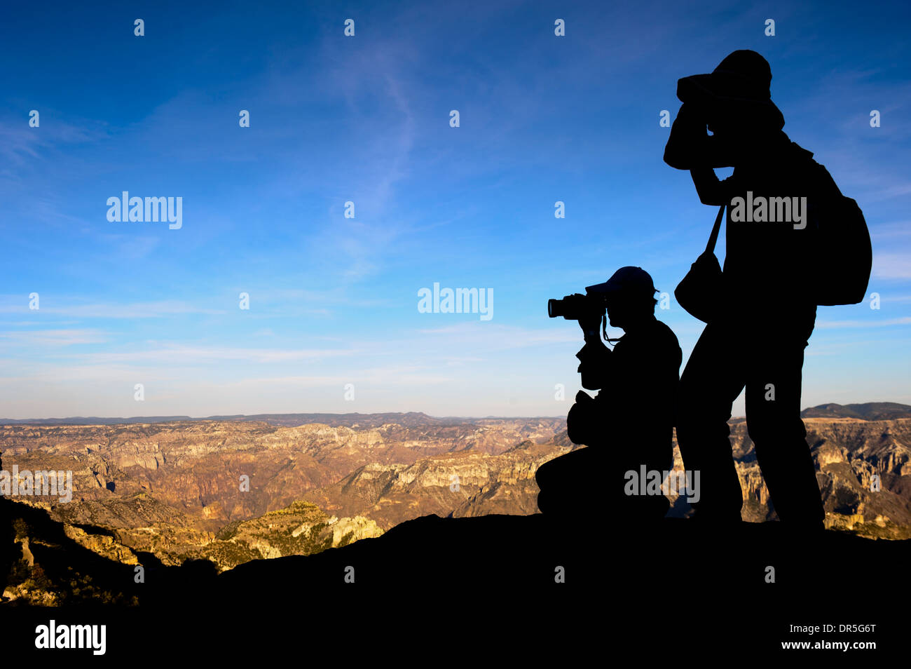Silhouette di due fotografi, rame Canyon, Messico Foto Stock