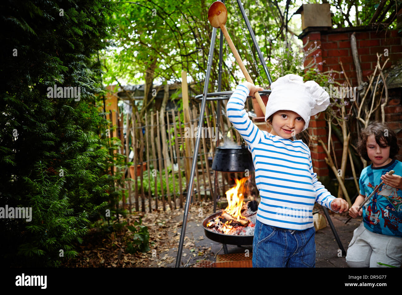 Bambina indossa Chef Hat Foto Stock