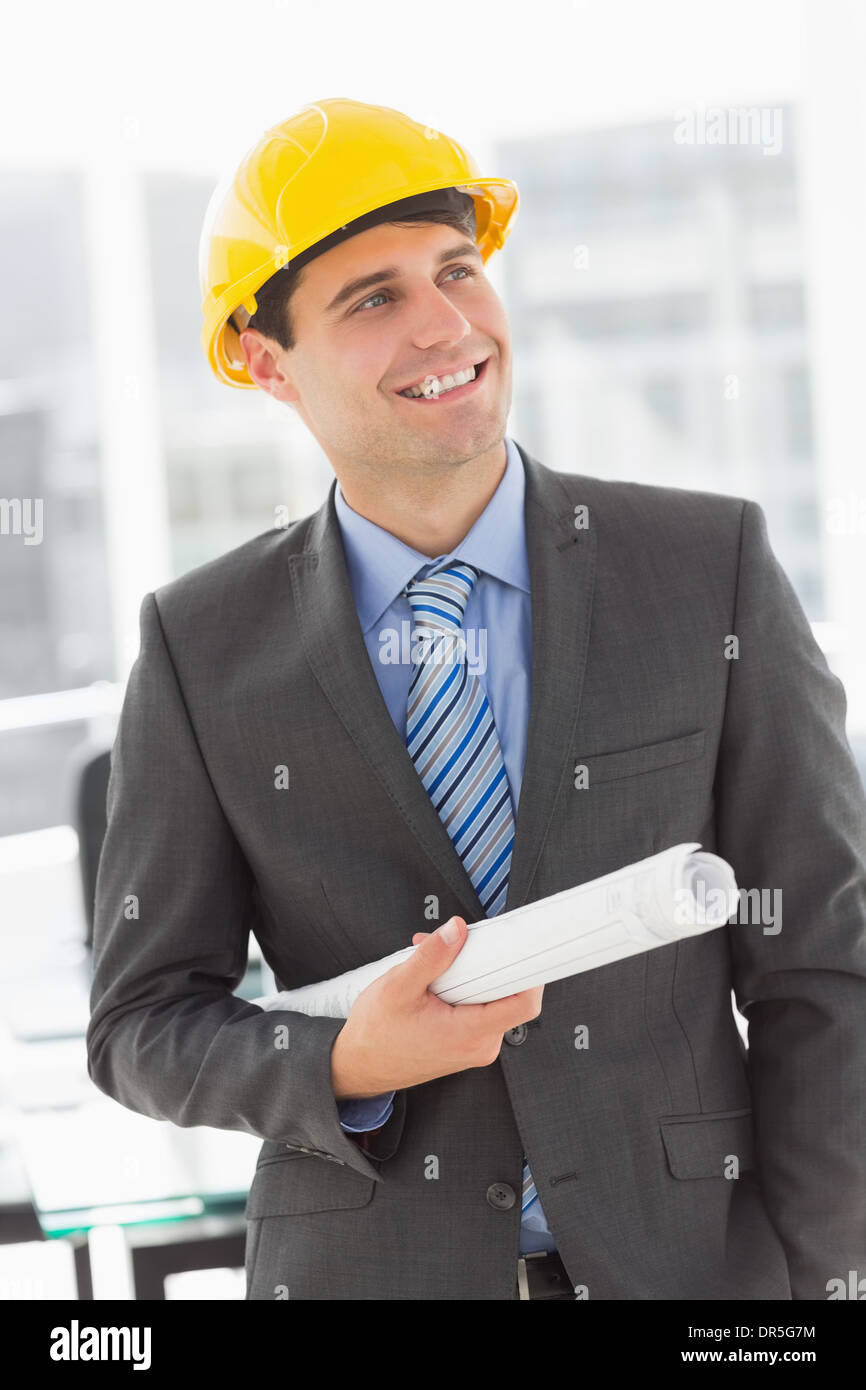 Architetto felice sorridente e azienda blueprints Foto Stock