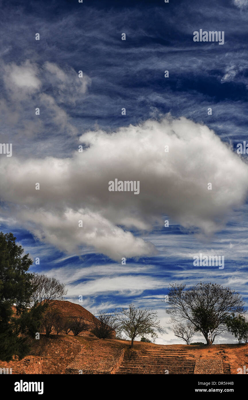Cielo nuvoloso, Monte Alban rovine, Monte Alban, Messico Foto Stock