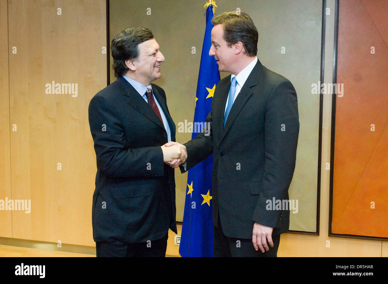 Dic 05, 2008 - Bruxelles, Belgio - Leader del Partito conservatore britannico David Cameron (R) e il Presidente della Commissione europea José Manuel Barroso nel corso di un incontro bilaterale a livello europeo dei servizi centrali della Commissione a Bruxelles (credito Immagine: © Wiktor Dabkowski/ZUMA Press) Foto Stock