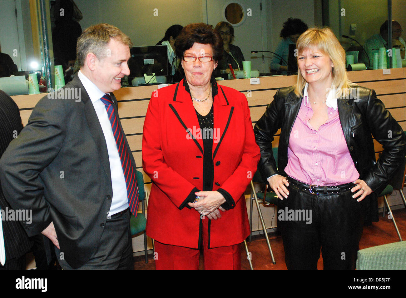 Dic 18, 2008 - Bruxelles, Belgio - Armadio scozzese Segretario per l'ambiente e gli affari rurali RICHARD LOCHHEAD (L) della chat con il ministro finlandese dell'agricoltura SIRKKA-LIISA ANTTILA (C) e danese Ministro della pesca Eva Kjer Hansen (R) prima del Consiglio Pesca al Consiglio europeo hadquarters. (Credito Immagine: © Wiktor Dabkowski/ZUMA Press) Foto Stock