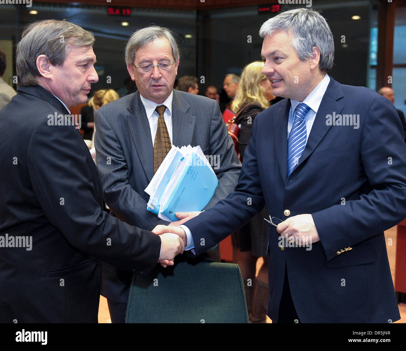 Jan 20, 2009 - Bruxelles, Belgio - Il Primo ministro lussemburghese JEAN-CLAUDE JUNCKER (C) chat con il Belgio il Ministro delle finanze Didier REYNDERS (R) e Lussemburgo controparte JEANNOT KRECKE durante un'ECOFIN (Consiglio Affari Economici e Finanziari) riunione dei ministri delle Finanze dell'UE (Unione Europea) sede. La zona euro economia sarà contratto per la prima volta quest'anno e a mala pena Foto Stock