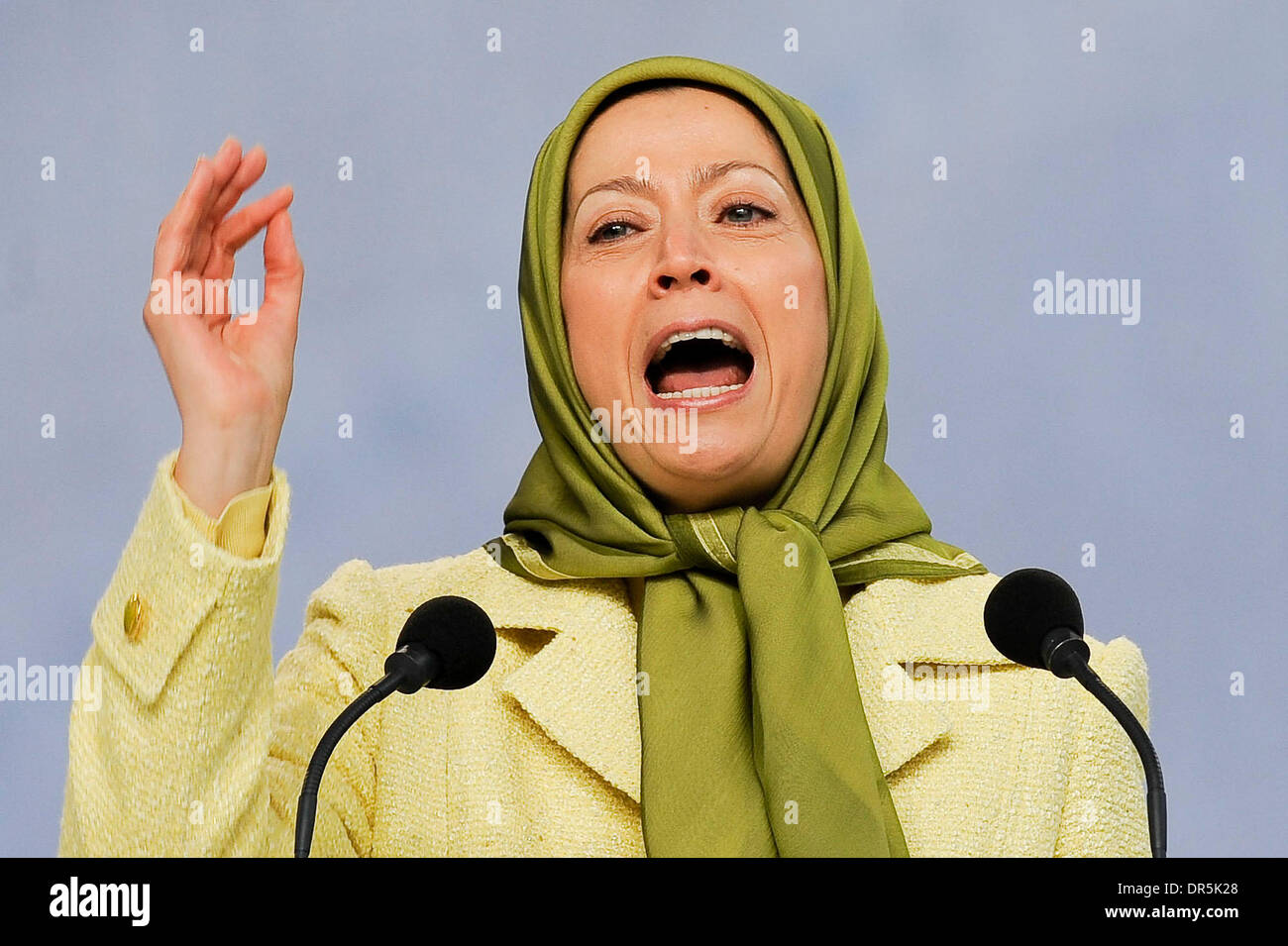 Jan 27, 2009 - Bruxelles, Belgio - Il presidente del consiglio nazionale della resistenza iraniana, MARYAM RAJAVI rivolgendosi a una folla di circa un migliaio di persone si sono radunate davanti alla Unione Europea edificio del Consiglio a Bruxelles. La raccolta viene un giorno dopo che i ministri degli Esteri dell'Unione ha deciso di togliere al popolo la Mojahedin Organizzazione dell'Iran (OMPI), il principale op iraniano Foto Stock