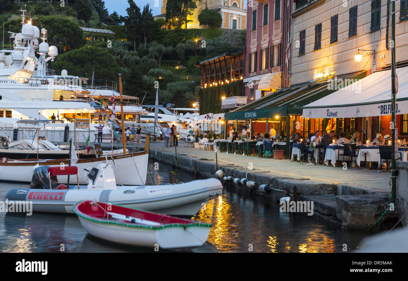 In Italia, la Liguria, Portofino, barche nel porto di blue ora Foto Stock