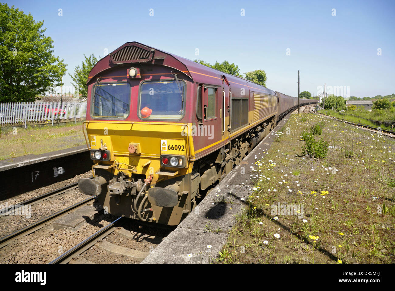 Classe 66 locomotiva diesel 66092 con treno di caricato i vagoni di carbone, avvicinandosi alla stazione Barnetby, North Lincolnshire. Foto Stock