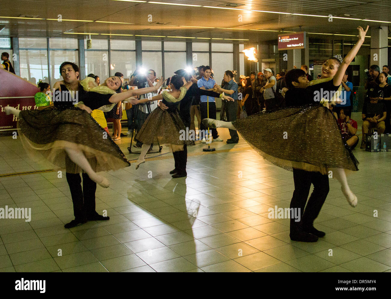 La città di Quezon, Philippines-January 20, 2014: Flash mob balletto effettuato presso il Light Rail Transit Station in Cubao . Si tratta di una provocazione per il filippino Arts Festival che si terrà in febbraio come parte del National Arts mese dalla Commissione Nazionale per la cultura e le arti (NCCA). Credito: Herman Lumanog/Alamy Live News Foto Stock