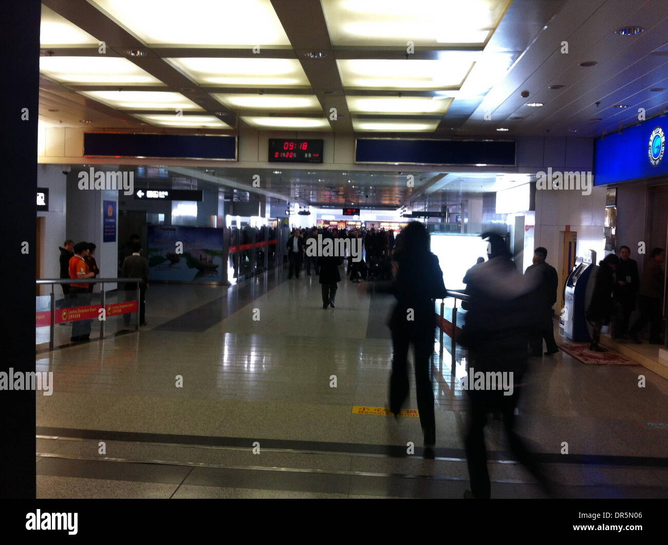 (140120) -- LANZHOU, Gennaio 20, 2014 (Xinhua) -- poliziotti di evacuare i passeggeri in aeroporto Zhongchuan a Lanzhou, capitale del nord-ovest della Cina di Ganzhou provincia. Un coltello-wielding uomo si precipitò attraverso il controllo sicurezza in aeroporto Zhongchuan e tre feriti la sicurezza dei membri del personale a circa 9:16 del mattino di lunedì. I tre feriti, di cui due in condizioni critiche sono state prese ad un ospedale locale. L'aeroporto ha ripreso il servizio e i voli sono normalmente funzionante.(Xinhua) (dyhqwl) Foto Stock